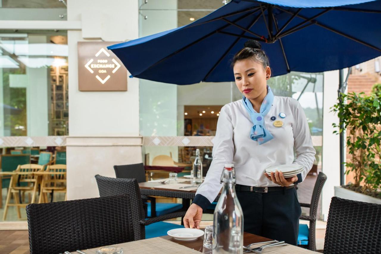 Novotel Goa Resort & Spa Candolim Luaran gambar A Thai restaurant server