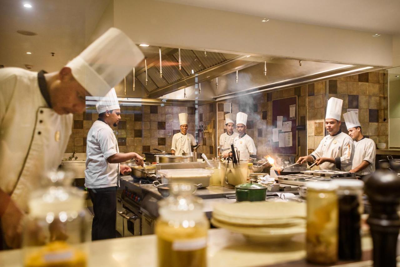 Novotel Goa Resort & Spa Candolim Luaran gambar A commercial kitchen