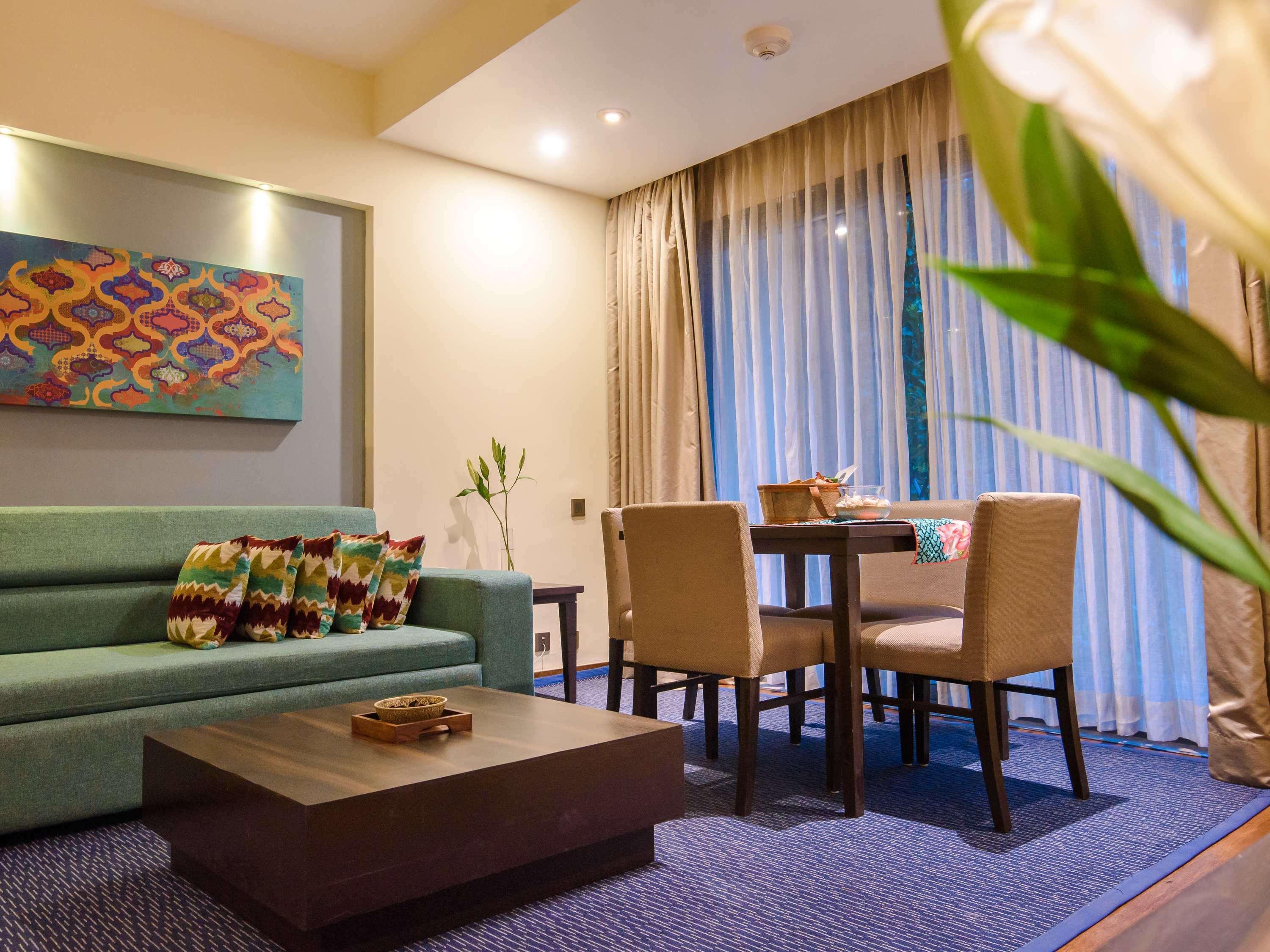 Novotel Goa Resort & Spa Candolim Luaran gambar A living room in a suite at the hotel