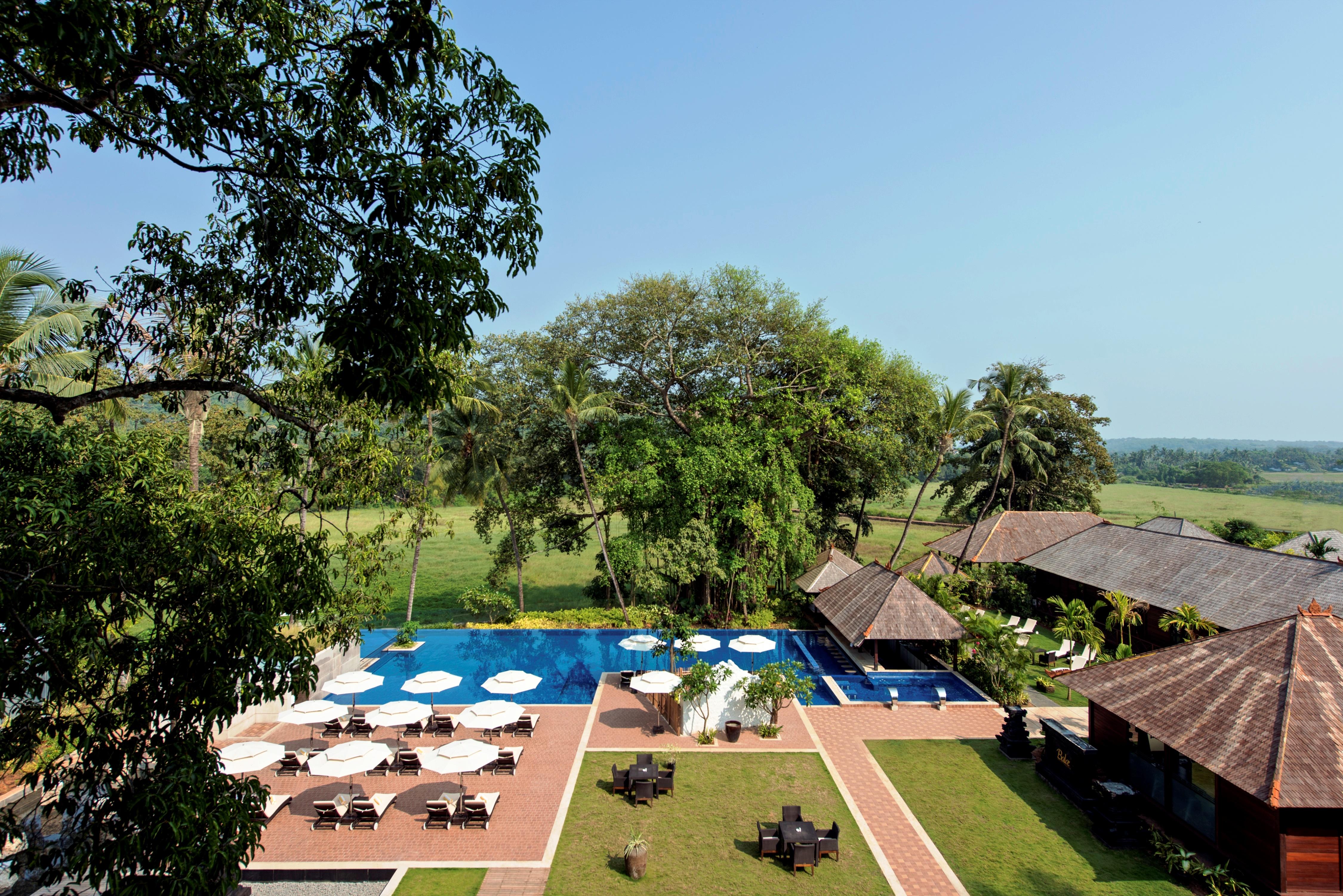 Novotel Goa Resort & Spa Candolim Luaran gambar The pool at the Taj Bengal
