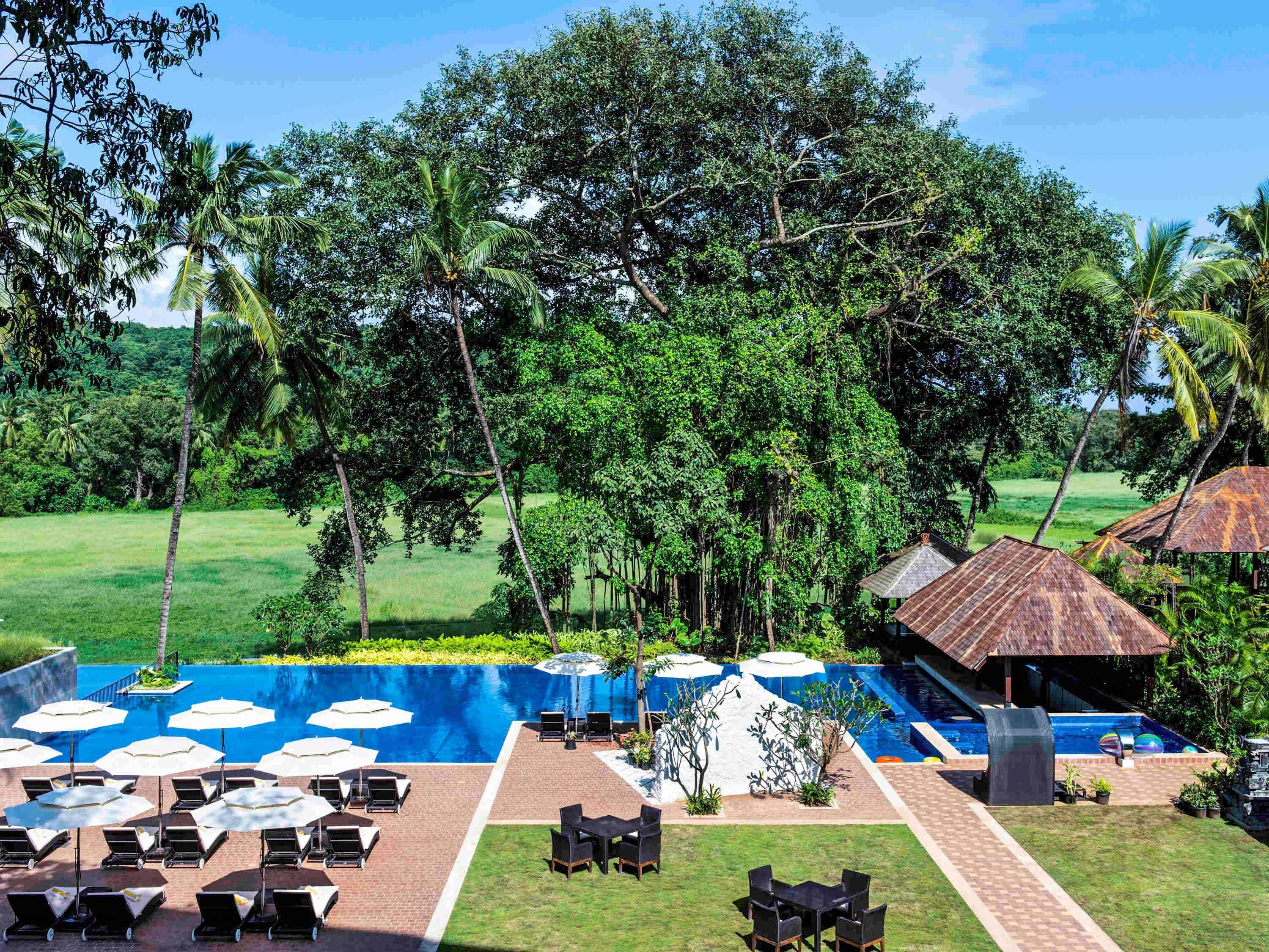 Novotel Goa Resort & Spa Candolim Luaran gambar The pool at the Royal Golf and Country Club